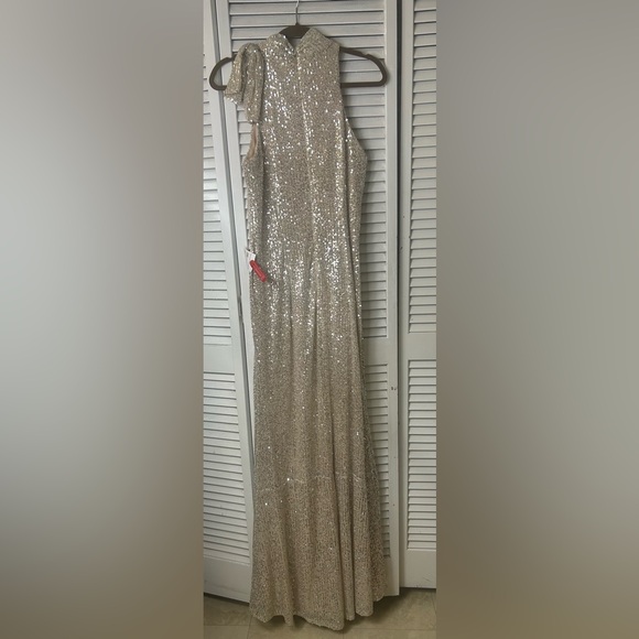 Ieena by MacDuggal Silver Soft Tie Halter Sequin Gown Size 12 - Picture 6 of 7